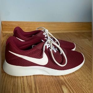Women’s Nike Tanjun Running Shoe Burgundy Size 10